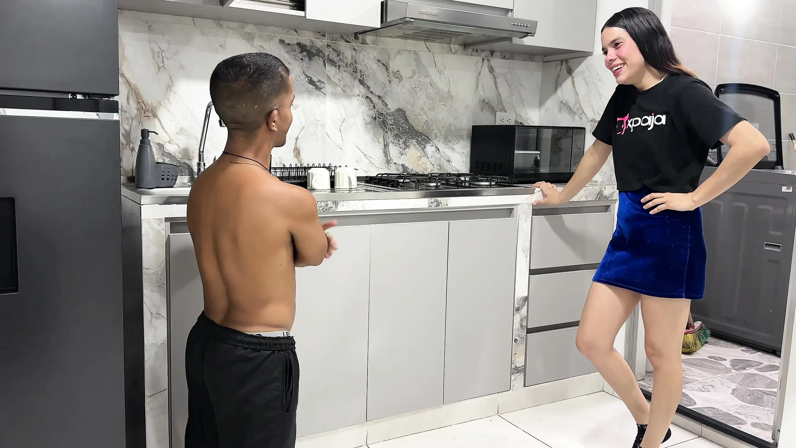 淫荡的继妹挑逗她的小继兄弟，直到她看到他的大鸡巴，变得非常饥渴，狠狠地操他。