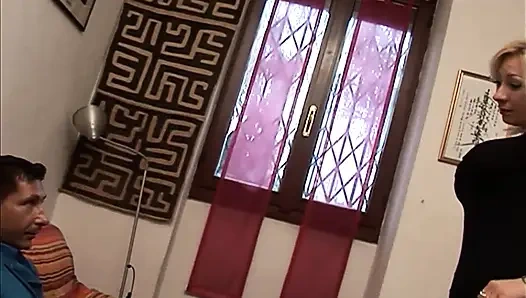 Seksi siyah çoraplı nefes kesen sarışın orta yaşlı seksi kadın sert sikiliyor