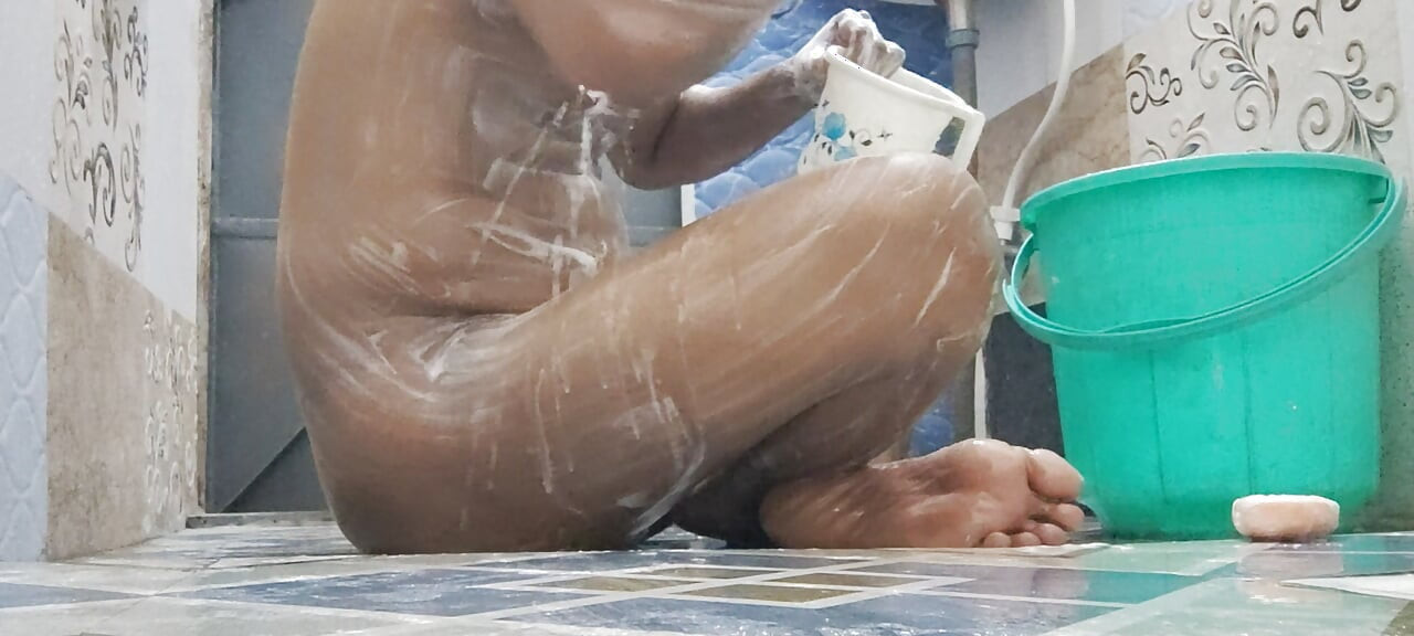 Gay handjob bathroom mein jakar hath se hi khol
