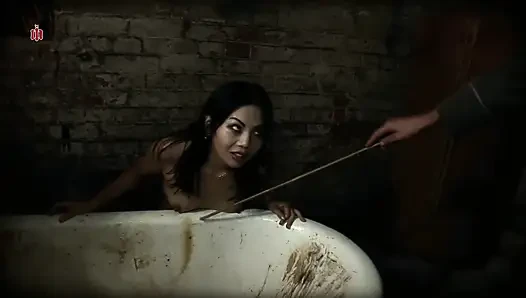 Akina - gefangenes asiatisches mädchen muss ihre zelle mit einem riesigen haken in ihrem arsch putzen