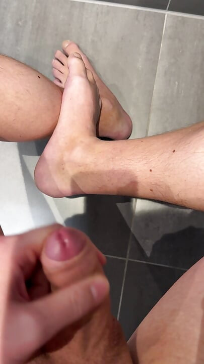 Long jerk and a massive cumshot on my feet!