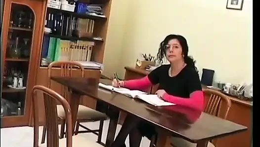 Pelacur dewasa dengan payudara alami dan stoking hitam bercinta dalam banget