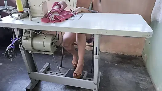 Dikiş makinesiyle pedal çevirirken sıkışıyor ve beklenmedik yardım alıyor