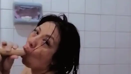 Playing with Dulceivanka in the bathroom