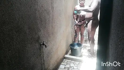 Жена моего лучшего друга позвонила мне в душе, пока она стирала свои личные части. Я не удержалась от соблазна.