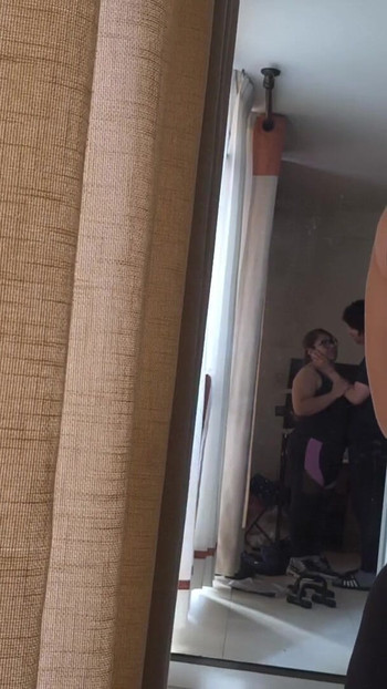 मैं अकेली मम्मी के साथ जोश से चुंबन करता हूं जो वास्तव में पागलपन भरी बातें करना चाहती है । क्लिप 1