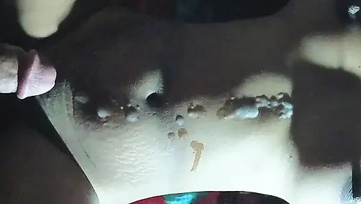 Notty asiatisches mädchen interracial liebesspiel auf dem boden.