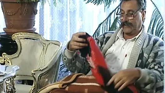 Güzel Alman bebek ateşli üçlü sekste sikiliyor