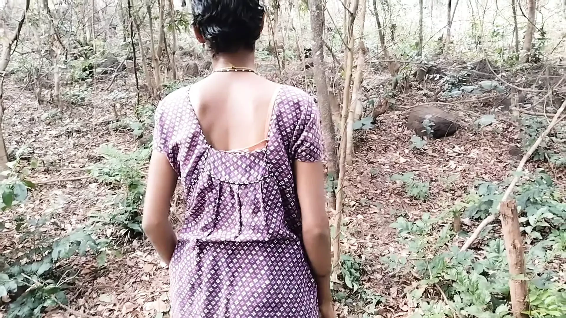 一个男人在那里工作的时候看到一个女孩，他在那里狠操她，所以她很高兴发生了
