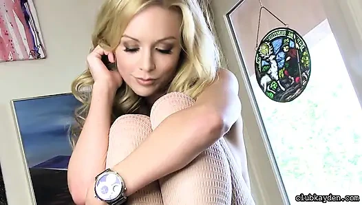 Kayden kross lagi asik muasin memeknya pakai mainan seks sambil mainan piano