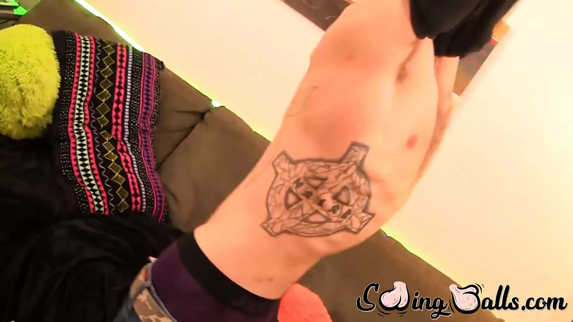 Chico tatuado muestra sus bolas y se las masturba hasta el final