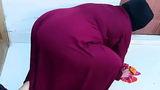 Pembantu arab dengan pantat bahenol dan toket besar ini terjebak di bawah ranjang bosnya sendiri dan minta dientot pantatnya sekarang juga sama bosnya sendiri