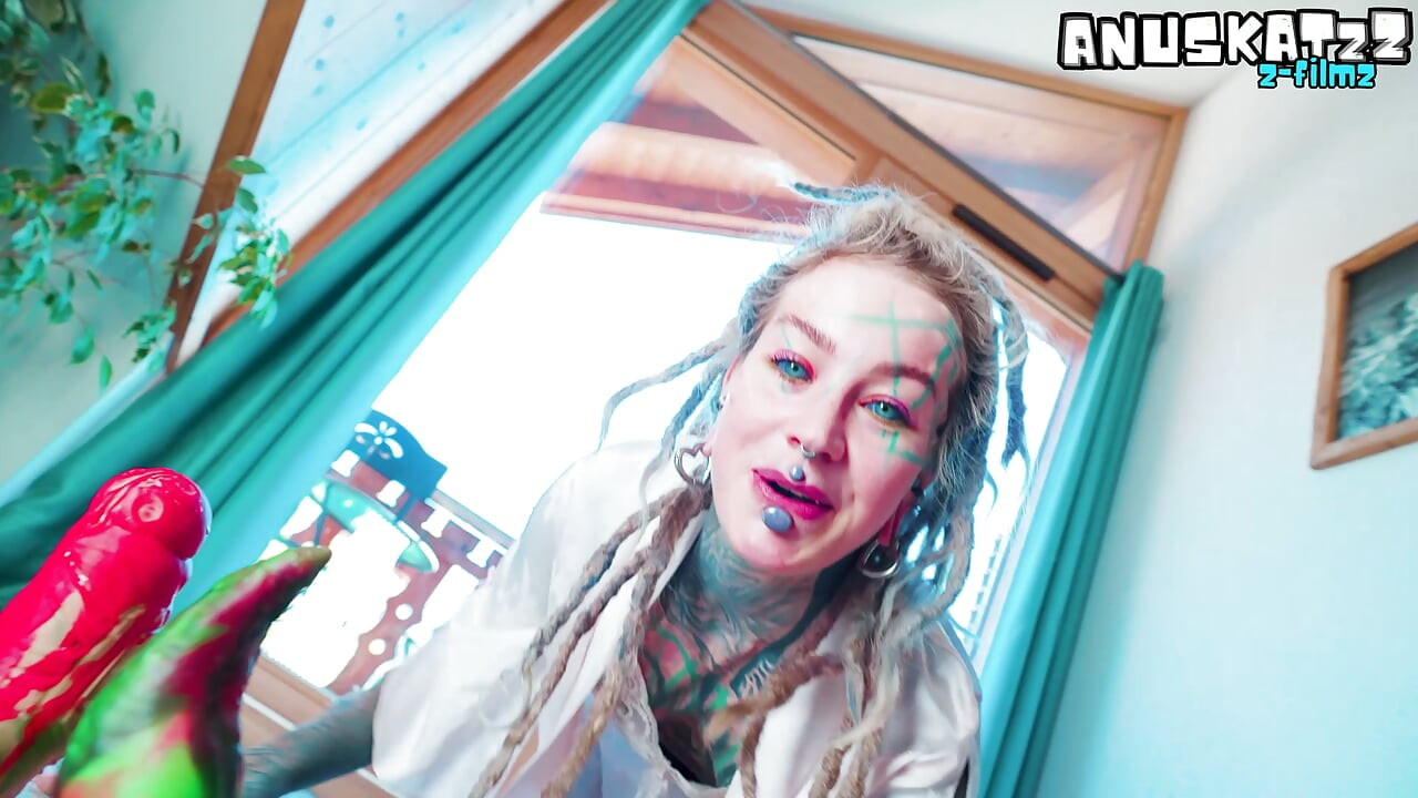 Pornstar Tatuada em Lingerie - Penetração Dupla a Solo com Dildos Malucos