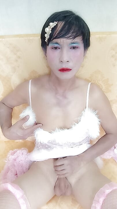 オアン・レ - セクシーなポルノプリンセスの格好をして - セルフィーが射精し、その後ペニスを喘ぐ