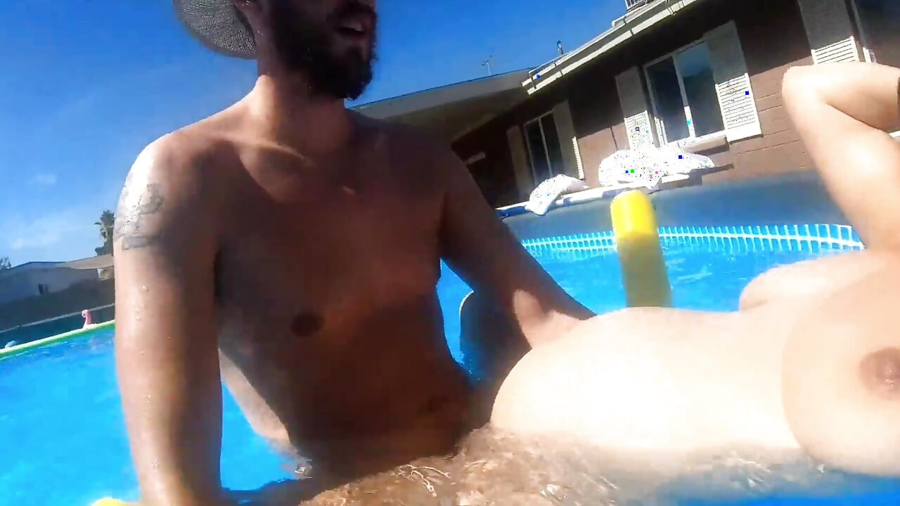 Impregnado en el patio trasero y luego embarazada en la piscina con gran barriga