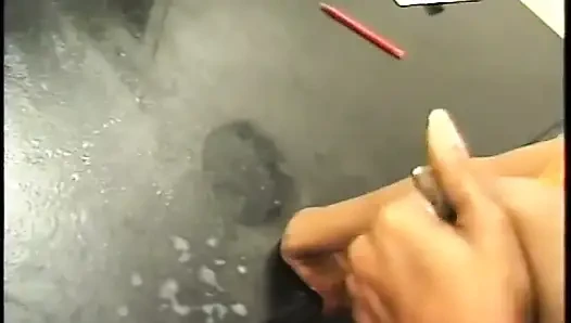 Pelacur ebony muda dicukur disetubuhi dengan kontol hitam lalu dia memeras susu