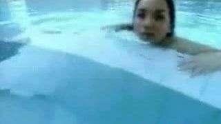 Pływający seksowny pokaz