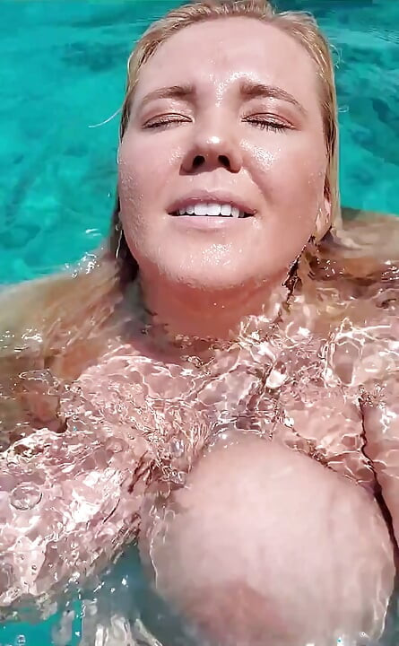 gris ke nangi ke nile paani men tairna ...