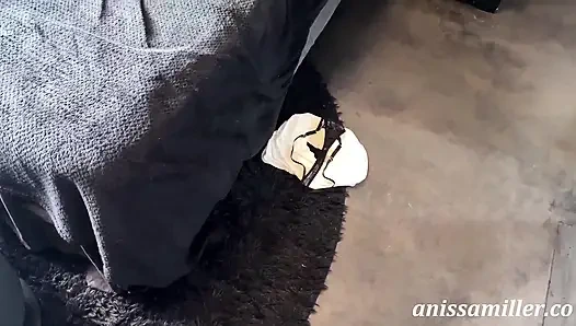 Я застукала своего сводного брата нюхающего мои трусики, но вместо того, чтобы разозлиться, я позволила ему закончить мне в рот