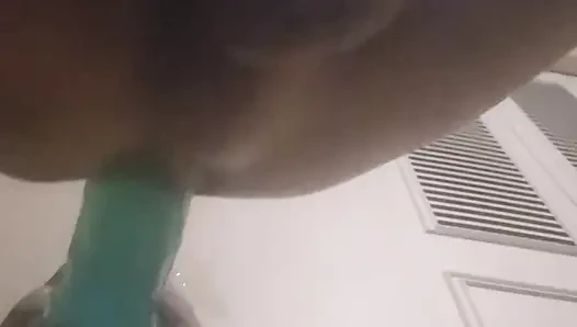 Kafese bağlı kadın kılıklı büyük dildo alıyor