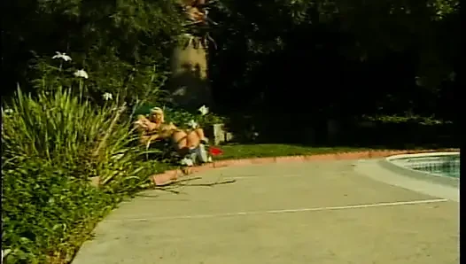 Tante seksi rambut pirang dengan toket besar saling ngentot pantat satu sama lain di luar ruangan