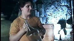 Une grosse belle-mère poilue à gros nichons dans la cave à vin