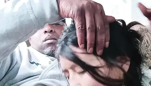 Asiatischer straßennutte-blowjob im auto - riskantes straßenrand-halsfick &schlucken & MILf