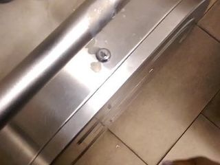 Awek tandas awam ditembus berganda