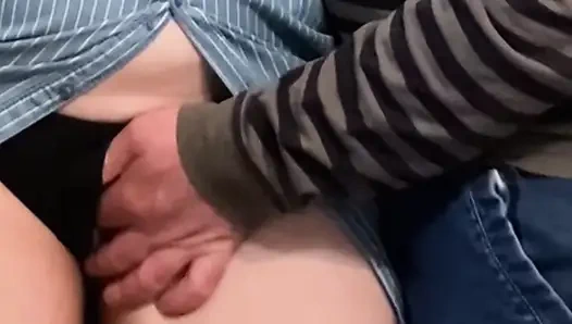 Извращенец трахает пальцами под моим платьем, трахает пальцами мою киску