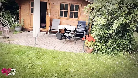 Sarışın evli kadın bahçıvan tarafından döllenmelerine izin veriyor!