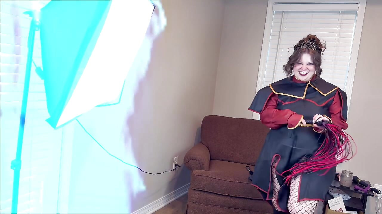 La femdom Azula vous capture et te torture
