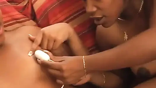 Memek sempit gadis seksi kulit hitam ini dientot pakai dildo di pesta seks lesbian