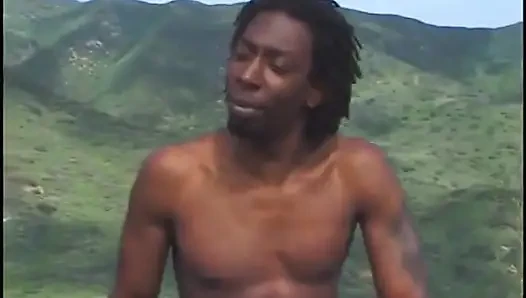 Cowok kulit hitam jilat dan ngentot memek cewek kulit hitam di kamar mandi yang super becek