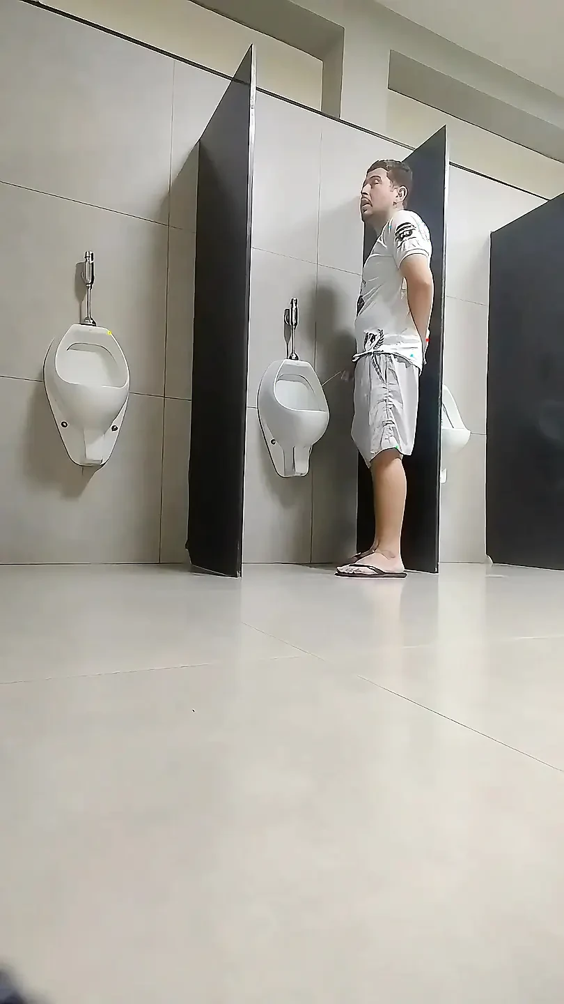 Ich habe auf der Toilette des Marktes geprahlt und wäre fast vom Sicherheitsbeamten erwischt worden.