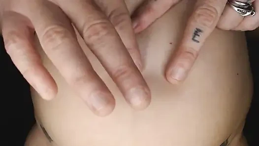 Belly button lagi asik mainin memeknya sampai perutnya gemetar
