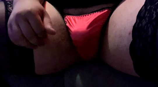 Sissy boy trekt zich af in een schattige roze satijnen string en kousen