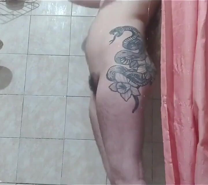 Soğuk bir günde banyo yapıyor