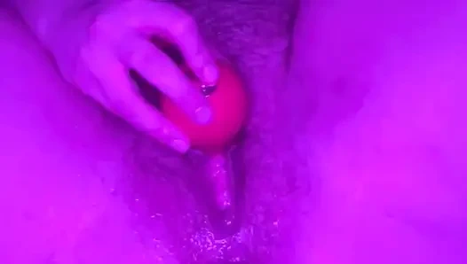 Толстая белая киска сквиртует