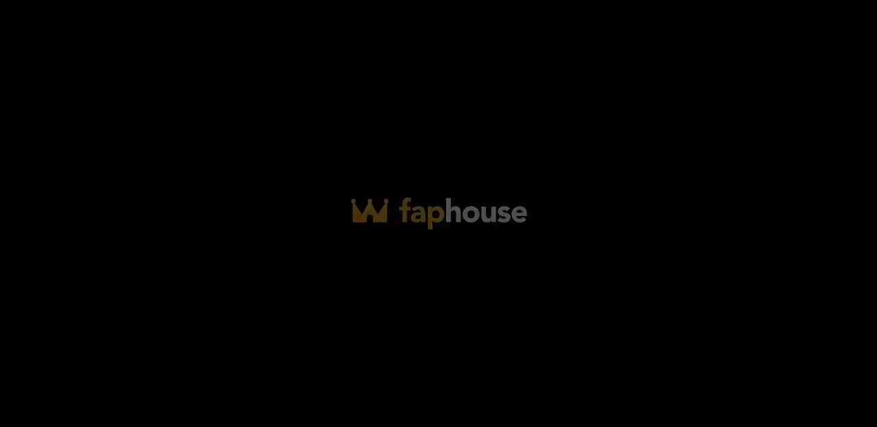 ドギースタイルのアナルホールフィンガリング屋外