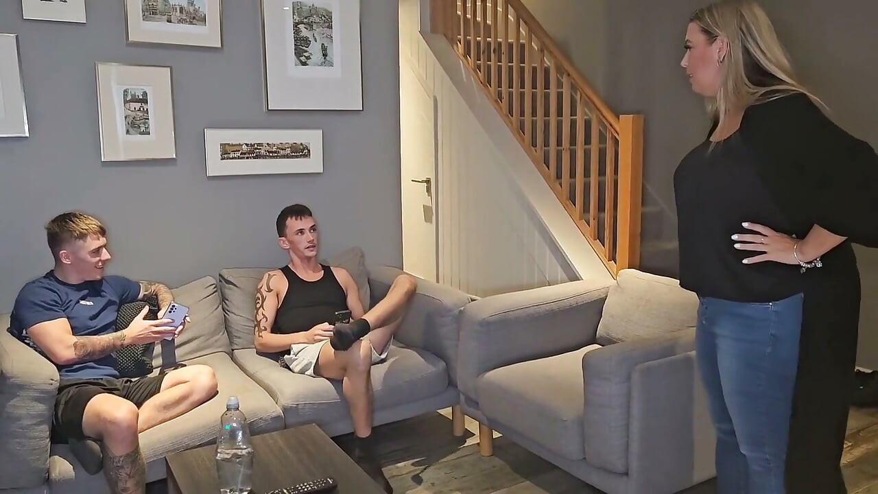 Maisie Lewis si užívá mladé chlapce