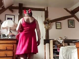 Im outfit mit einem roten abendkleid für eine nacht