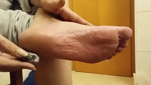 Скользкие подошвы крупным планом - полностью сексуальное и чисто!