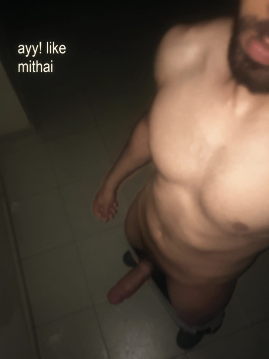 高挑，肌肉发达，英俊