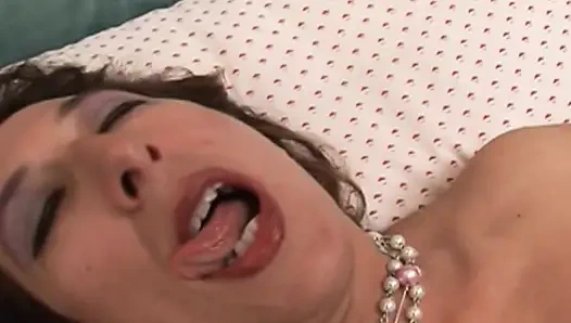 Schmutzige schlampe bittet um grobes anal-hämmern wie eine hure