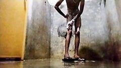 Menino da escola do Sri Lanka tomando banho e masturbando-se