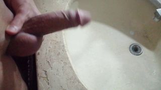 Быстрая дрочка - сперма на раковине - домашнее любительское видео