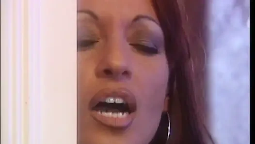 Schöne vollbusige retro-MILF gefickt und von riesigen harten schwänzen in den mund gespritzt