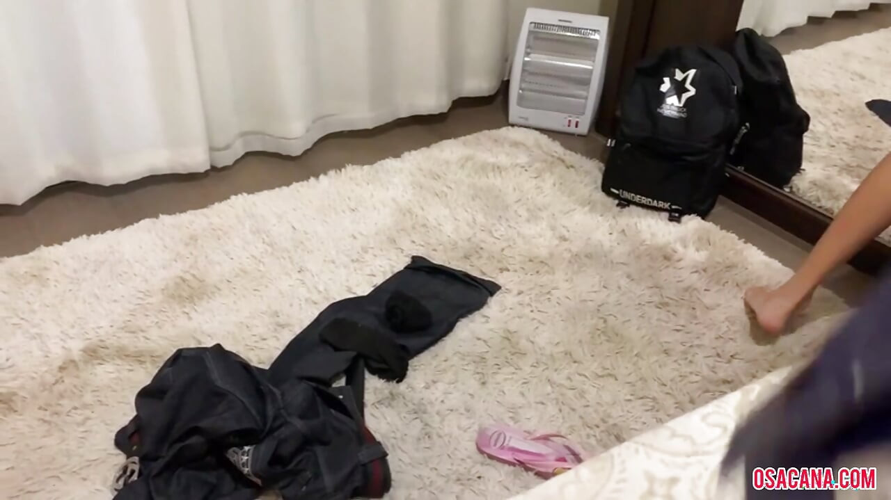 Kuruskan pantatnya dengan zakar besar