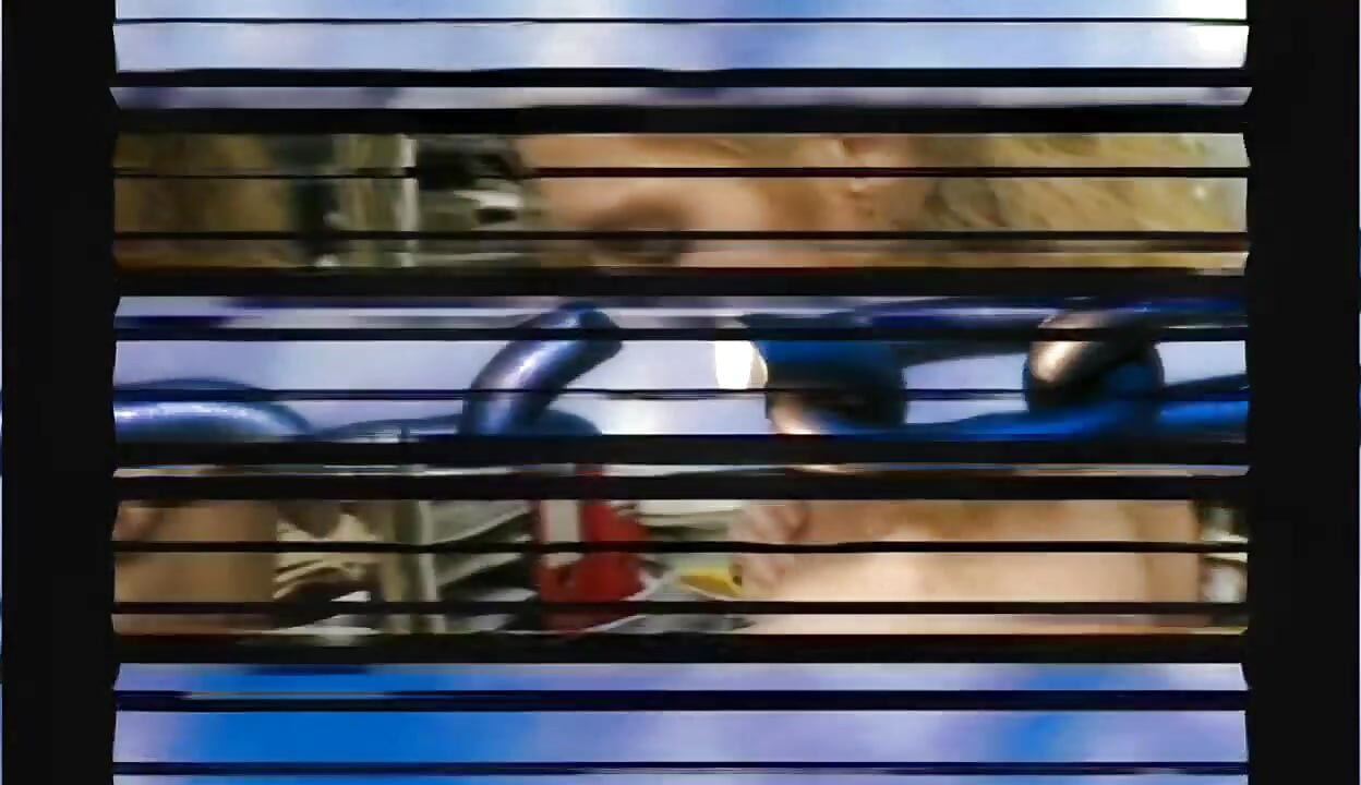 בלונדינית עושה את זה בשעות העבודה