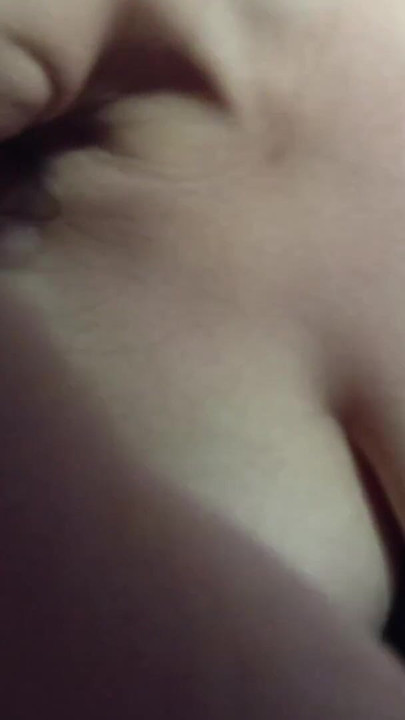 เมียของกูคุกเข่าและอมควยอย่างเยาะเย็ดกับกู คลิป 1